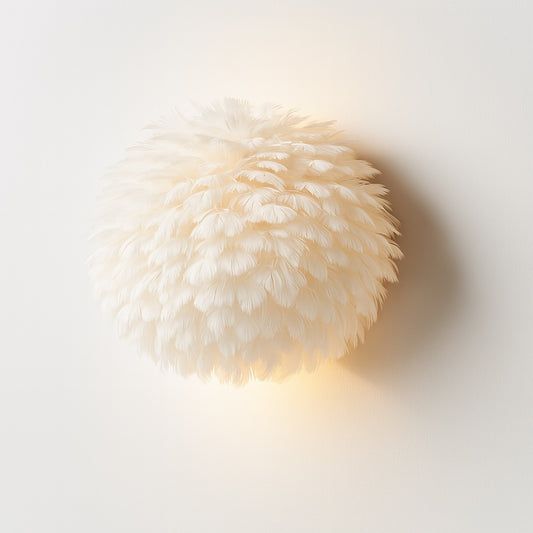Applique plume blanche vue de profil, style naturel et lumineux pour intérieur apaisant.