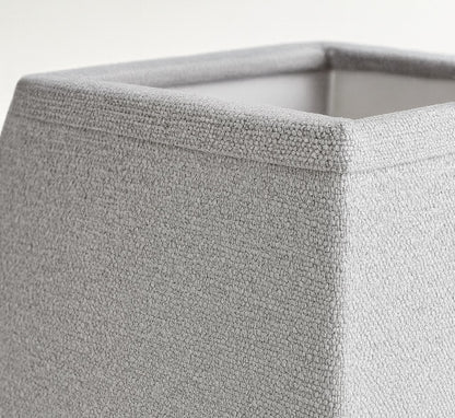 Zoom texture lin gris sur abat-jour pyramide, tissu raffiné et élégant pour décoration intérieure