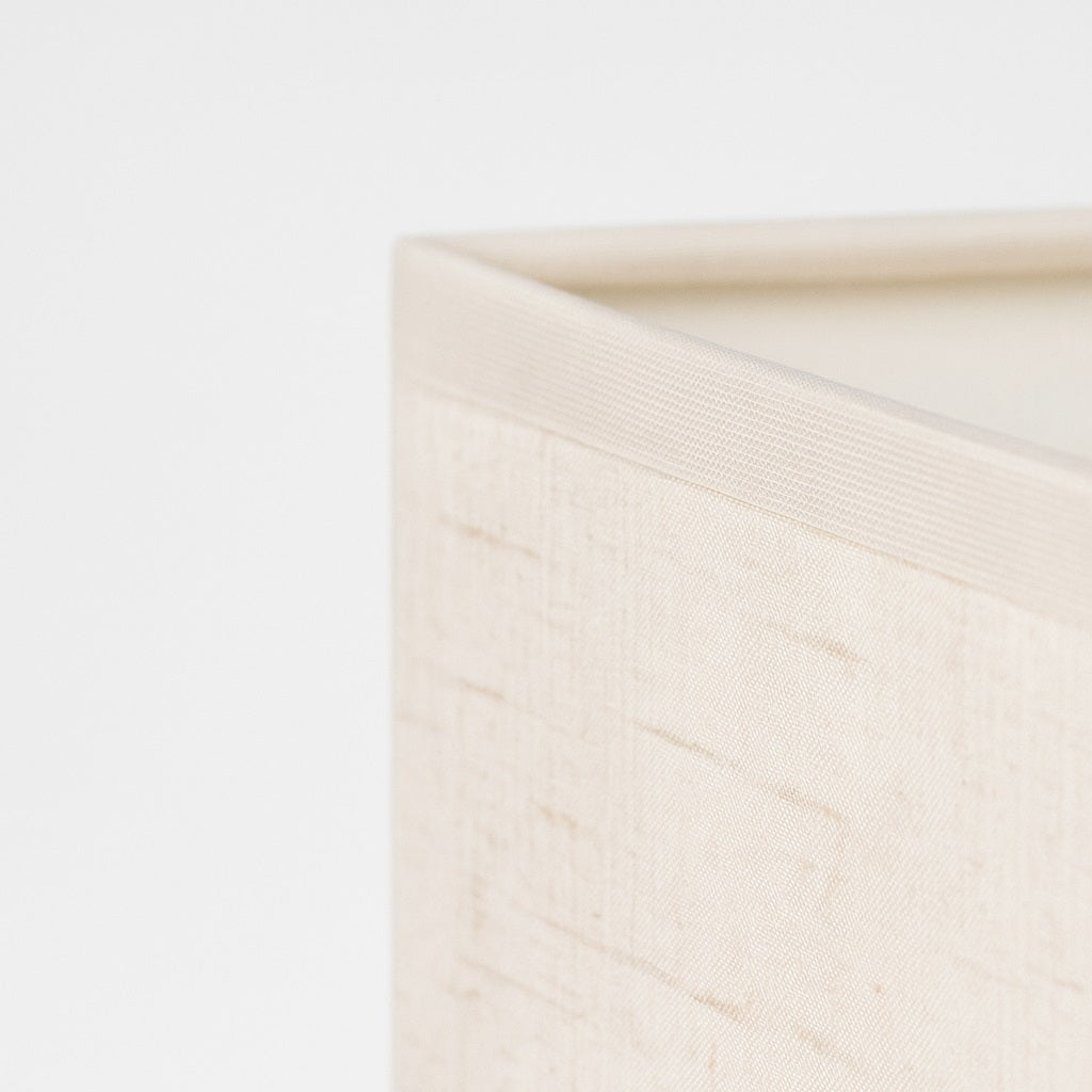 Abat-jour en tissu beige texturé, forme carrée, idéal comme abat-jour pour lampe design contemporaine.