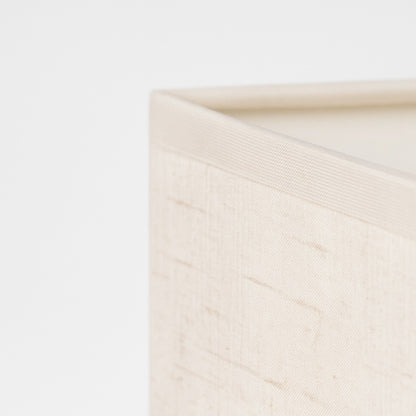 Abat-jour en tissu beige texturé, forme carrée, idéal comme abat-jour pour lampe design contemporaine.