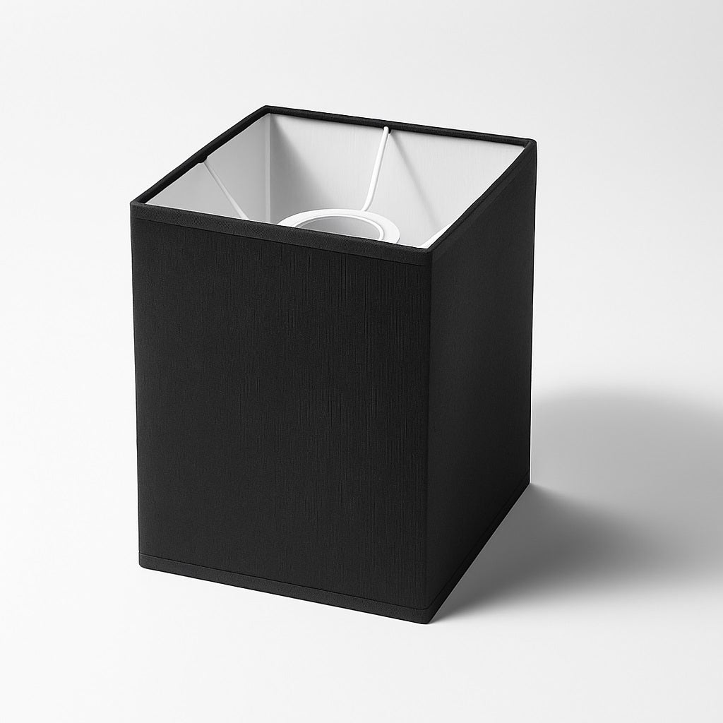Abat-jour lampe noir rectangulaire, style contemporain aux lignes épurées sur fond clair.