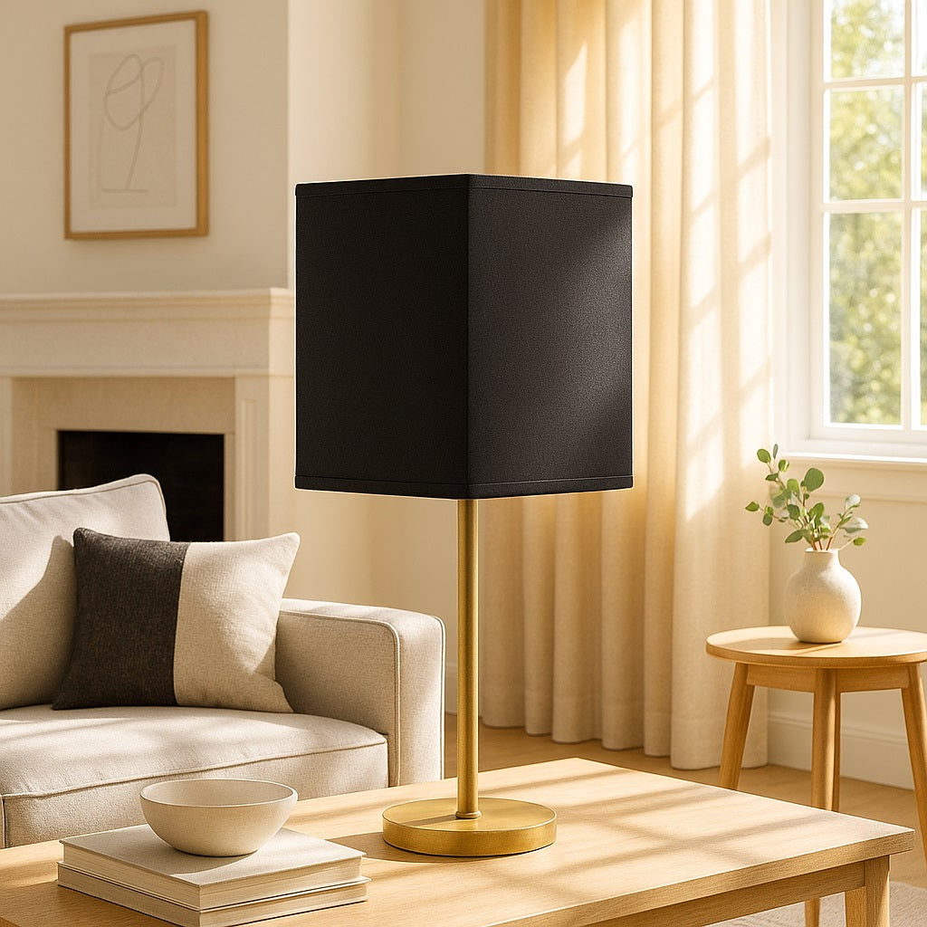Lampe à abat-jour noir sur pied doré, ambiance douce et chic dans un salon lumineux.