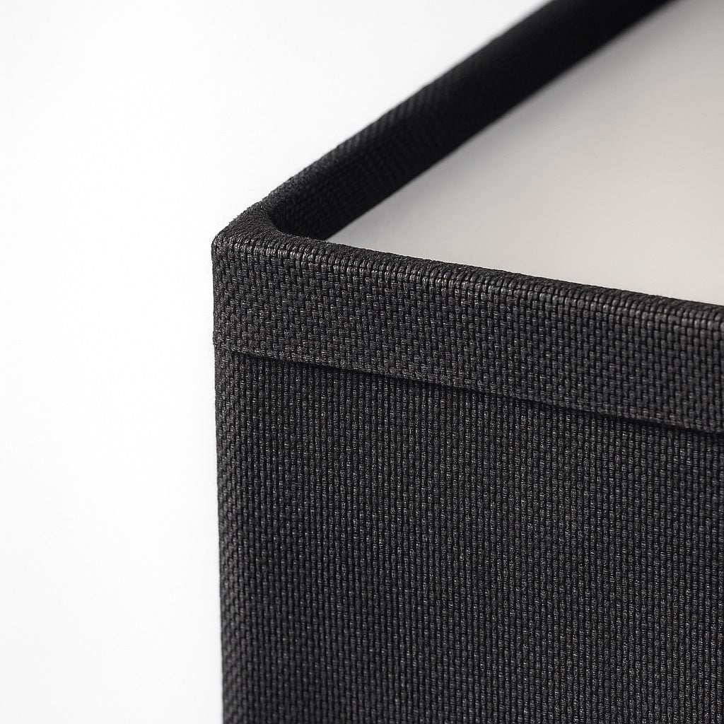Détail de l’abat-jour lampe noir, texture tissée et couture fine pour une finition élégante.