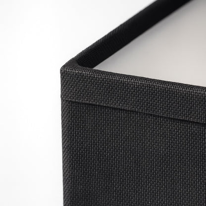 Détail de l’abat-jour lampe noir, texture tissée et couture fine pour une finition élégante.