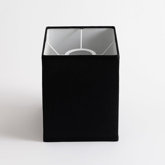 Abat-jour carré noir pour lampe, design moderne et sobre avec intérieur blanc pour une lumière élégante.