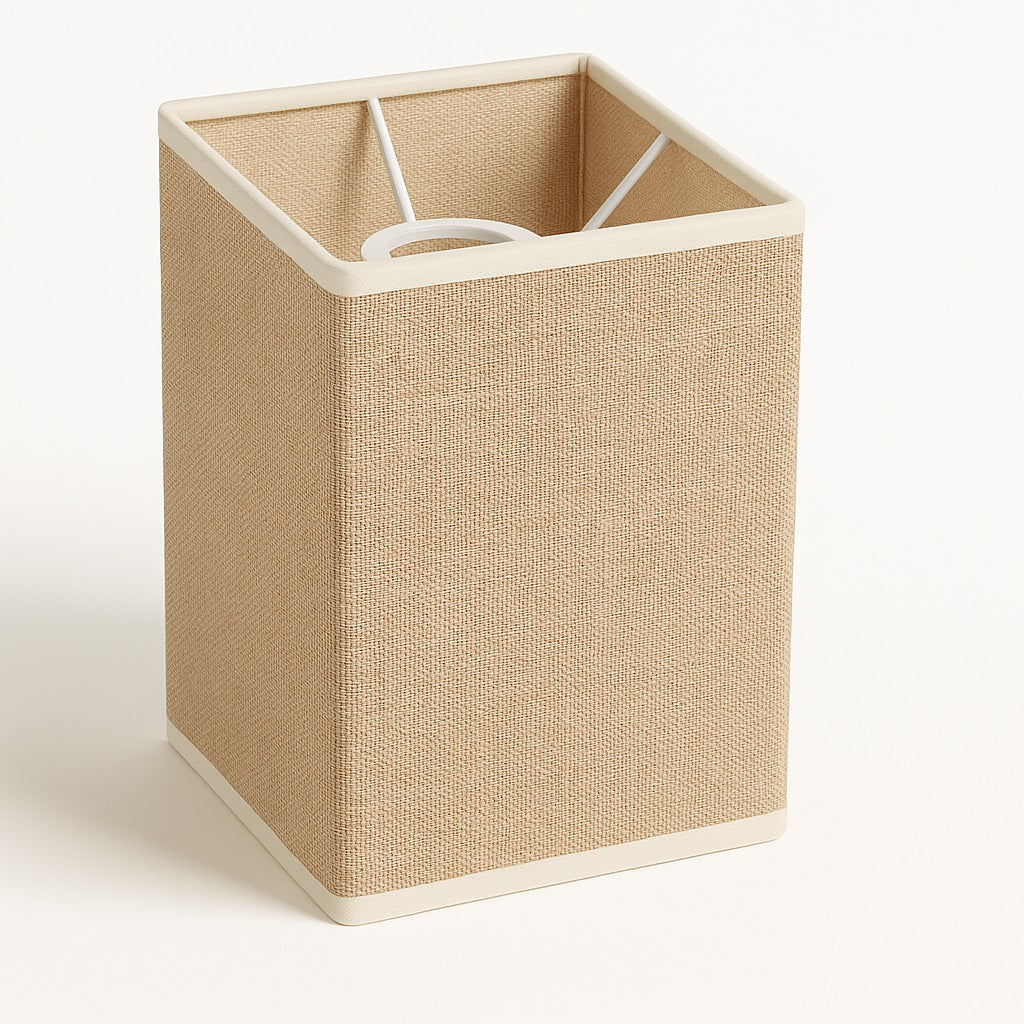 Abat-jour rectangulaire couleur sable avec texture naturelle, armature blanche, look chaleureux.