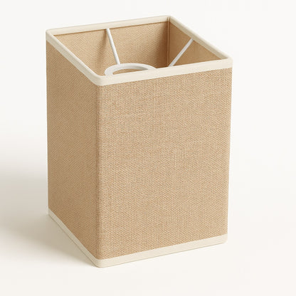 Abat-jour rectangulaire couleur sable avec texture naturelle, armature blanche, look chaleureux.