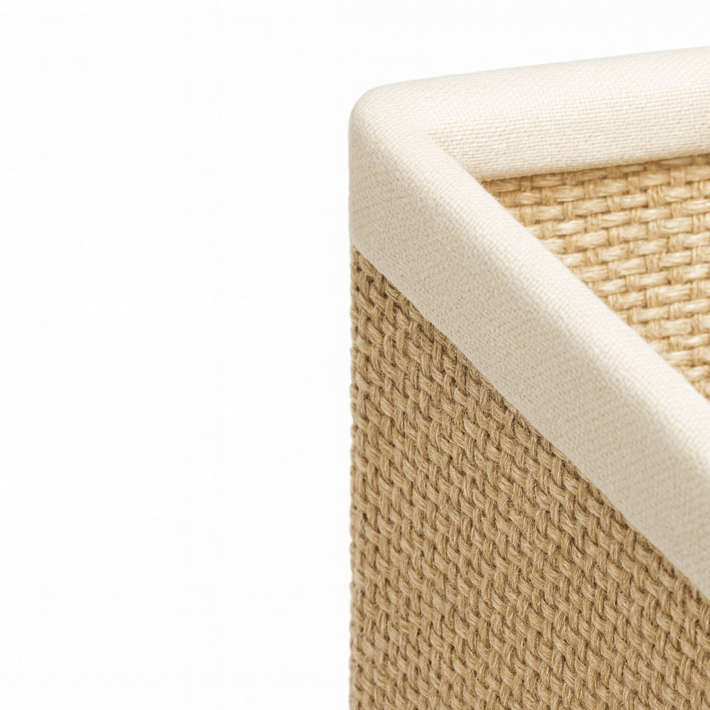 Zoom sur tissu tissé de l’abat-jour rectangulaire beige, texture naturelle et finition haut de gamme.