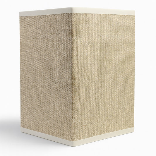 Abat-jour rectangulaire en tissu sable, finition texturée et élégante avec bordures claires.