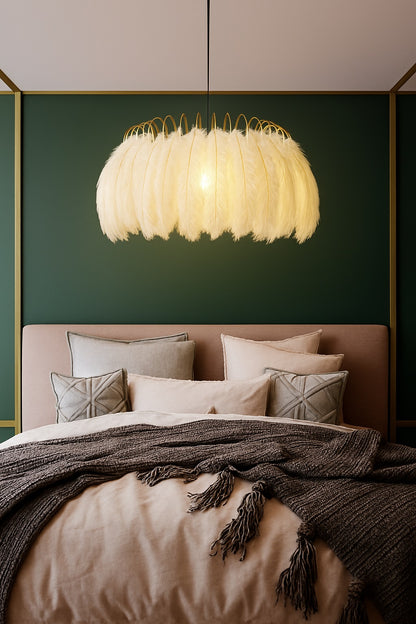 Suspension abat-jour plume Auralis allumée dans une chambre, ambiance chaleureuse et décor chic et naturel