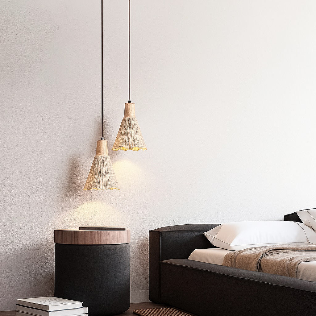 Duo de suspensions Trunco en ciment nervuré et bois clair, lumière douce au-dessus d’une table de nuit dans une chambre zen.