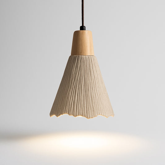 Suspension conique en ciment nervuré et bois clair, lumière douce et design sculptural pour déco naturelle et contemporaine.