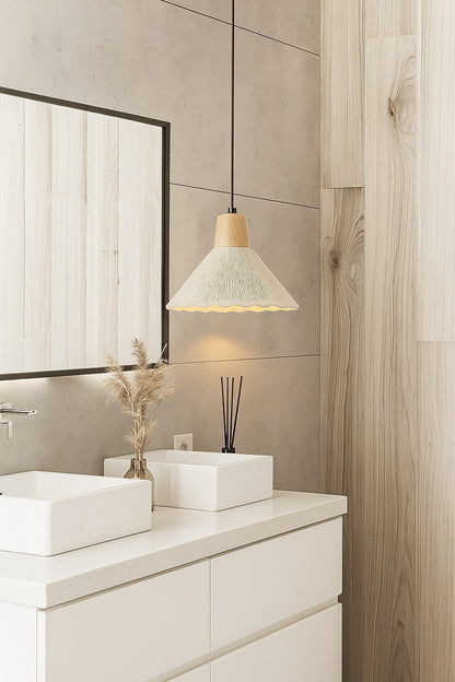 Suspension Florica en ciment nervuré au-dessus d’un meuble vasque, design floral et lumière douce pour salle de bain naturelle.