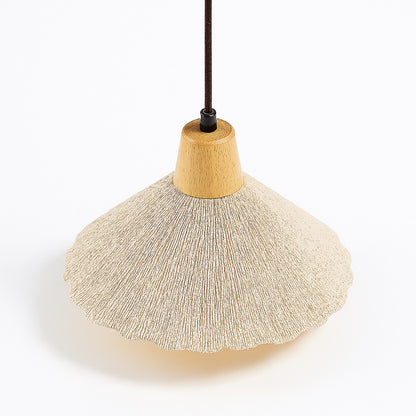 Lampe suspension Florica en ciment nervuré et bois clair, forme florale large, lumière chaleureuse et style organique.