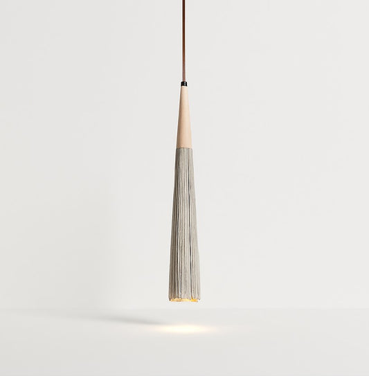 Suspension en ciment nervuré et bois clair, forme allongée et sculptée, lumière directionnelle et style organique minimaliste.