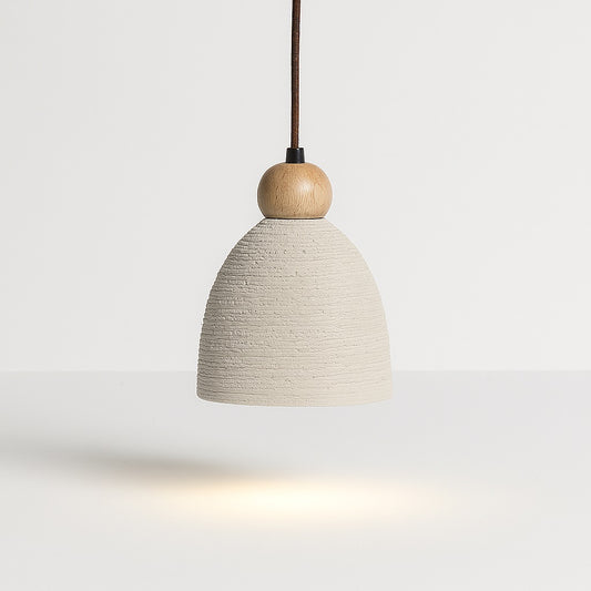 Lampe suspension en ciment strié avec finition bois clair, design minimaliste et naturel, lumière douce orientée vers le bas.