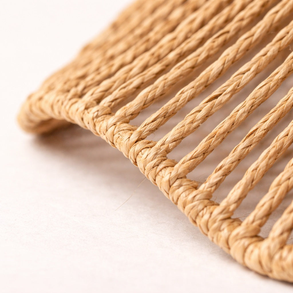 Gros plan sur le tressage d’un abat-jour suspension en corde naturelle, finition artisanale et texture authentique.