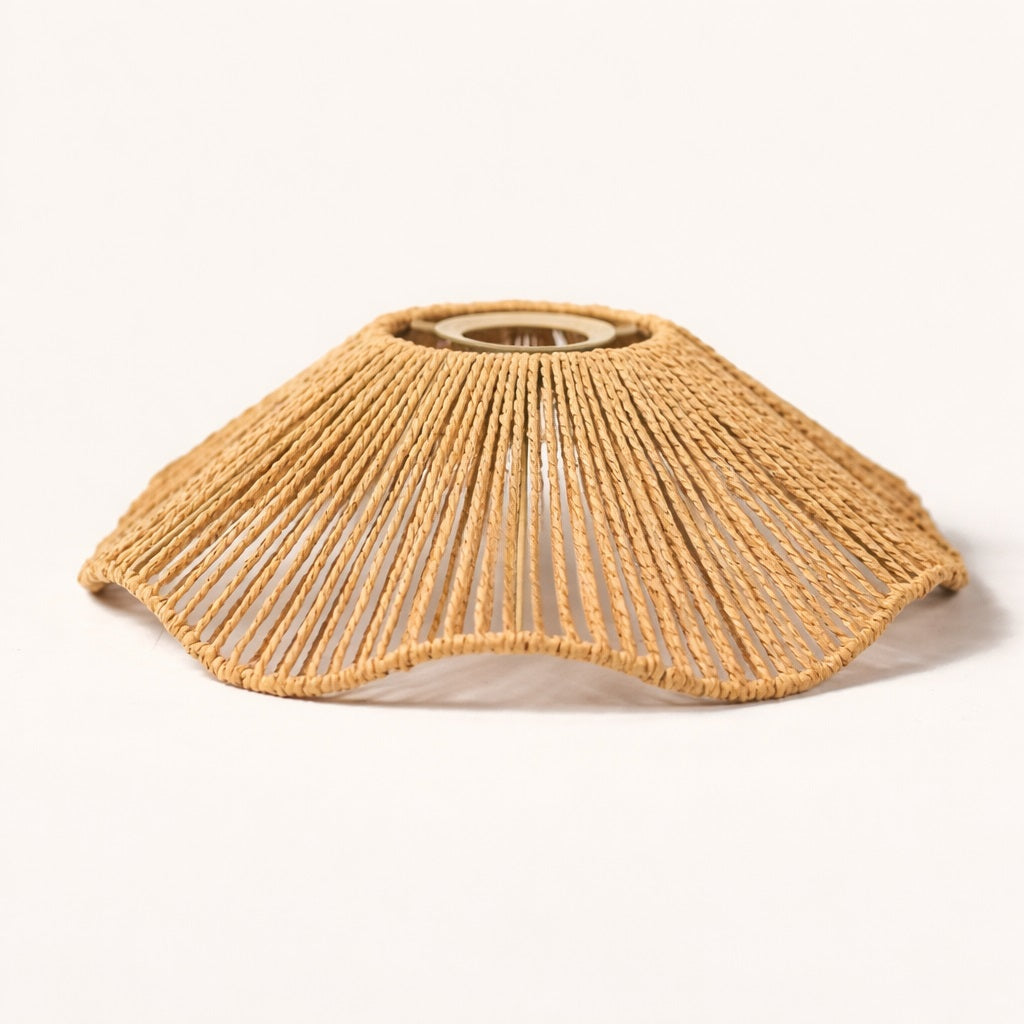 Abat-jour suspension en corde naturelle tressée, forme organique ajourée, abat-jour au style bohème et lumineux.
