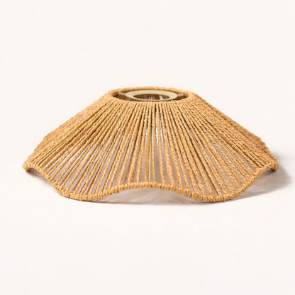 Abat-jour suspension en corde naturelle tressée, forme organique ajourée, abat-jour au style bohème et lumineux.
