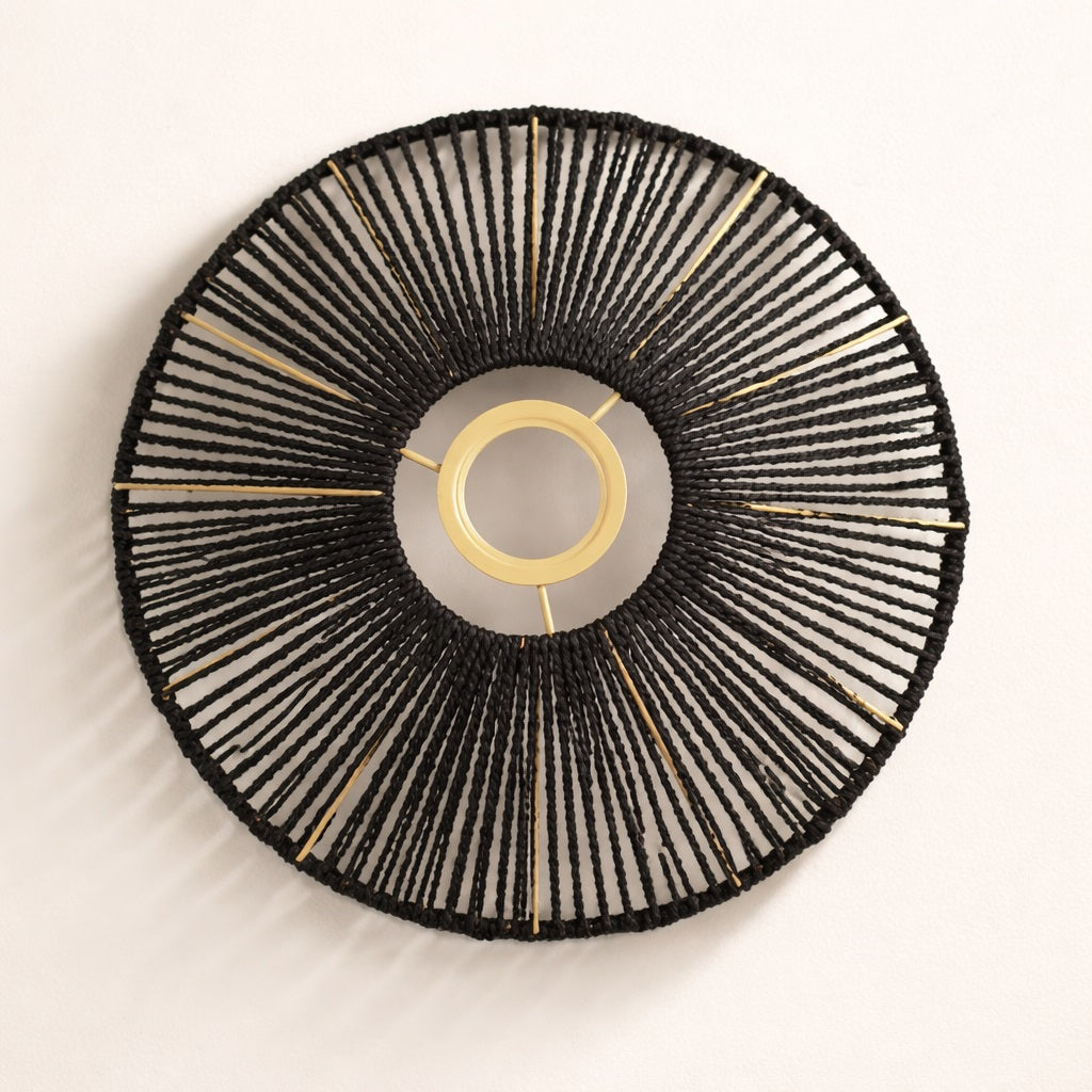Abat-jour suspensions vu de dessous, tressage en corde noire ajourée, design graphique et structure circulaire.