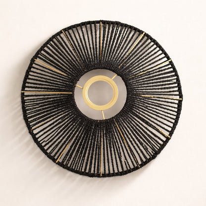 Abat-jour suspensions vu de dessous, tressage en corde noire ajourée, design graphique et structure circulaire.