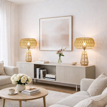 Abat-jour lampadaire en corde naturelle dans un salon lumineux, style bohème chic et éclairage tamisé.