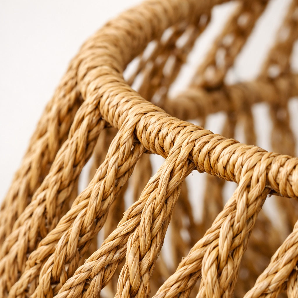 Gros plan sur le tressage d’un abat-jour lampadaire en corde naturelle, finition artisanale et texture authentique.