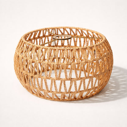 Abat-jour lampadaire en corde naturelle tressée, forme arrondie ajourée, style bohème et lumière douce.