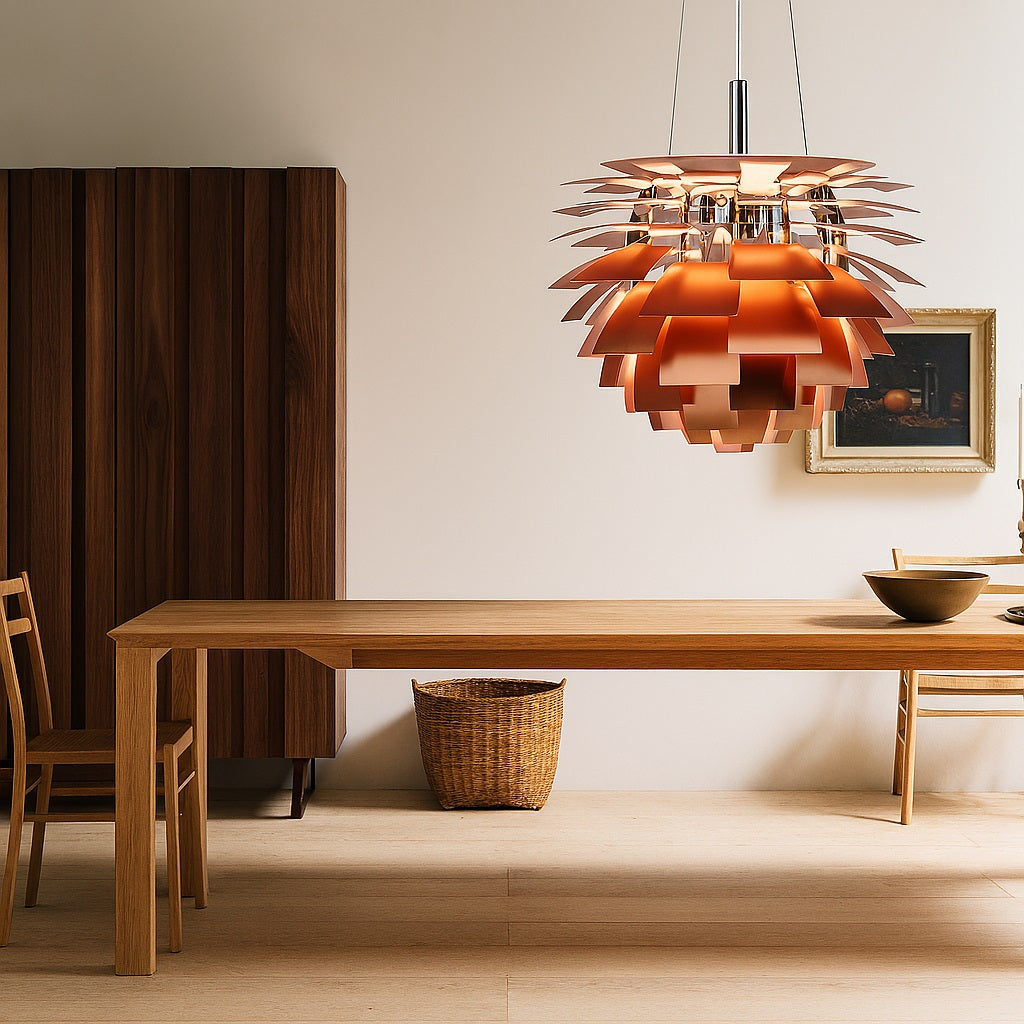 Suspension en métal cuivré au style floral suspendue au-dessus d’une table en bois, dans un décor chaleureux aux tons naturels.