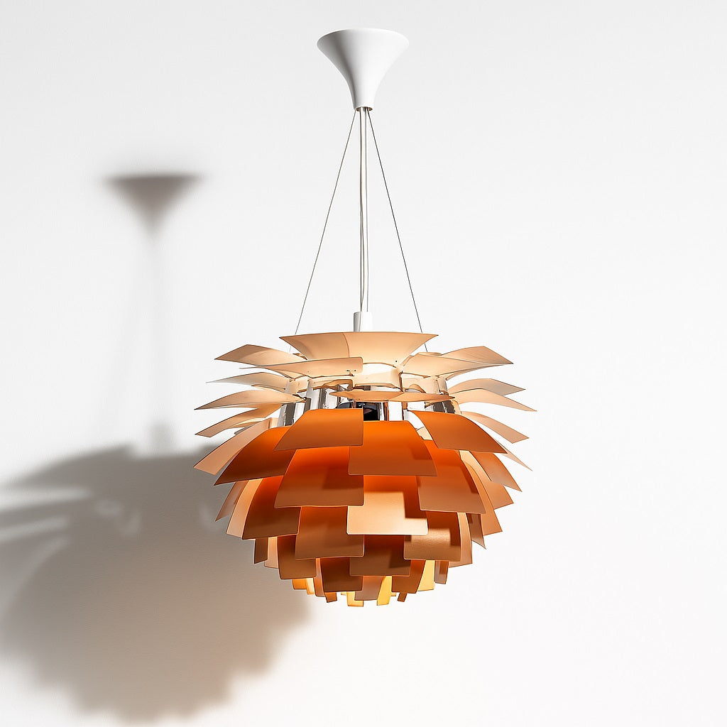 Suspension design cuivre en métal façon artichaut, suspendue au plafond avec cône blanc et câbles, ombre projetée sur le mur.