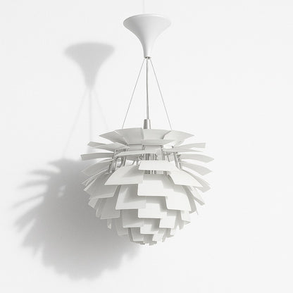 Suspension design blanche en métal à lamelles superposées, fixée au plafond avec câble et cône, ombre projetée sur le mur.