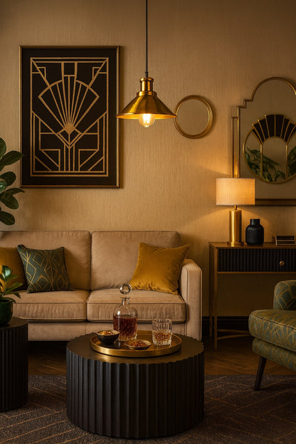 Abat-jour suspension en métal doré dans un séjour art-déco avec canapé beige et décoration géométrique.