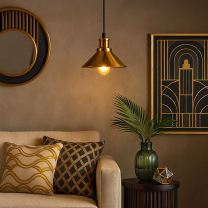 Abat-jour métal en suspension dans un salon art-déco élégant, éclairage chaleureux et décor doré.