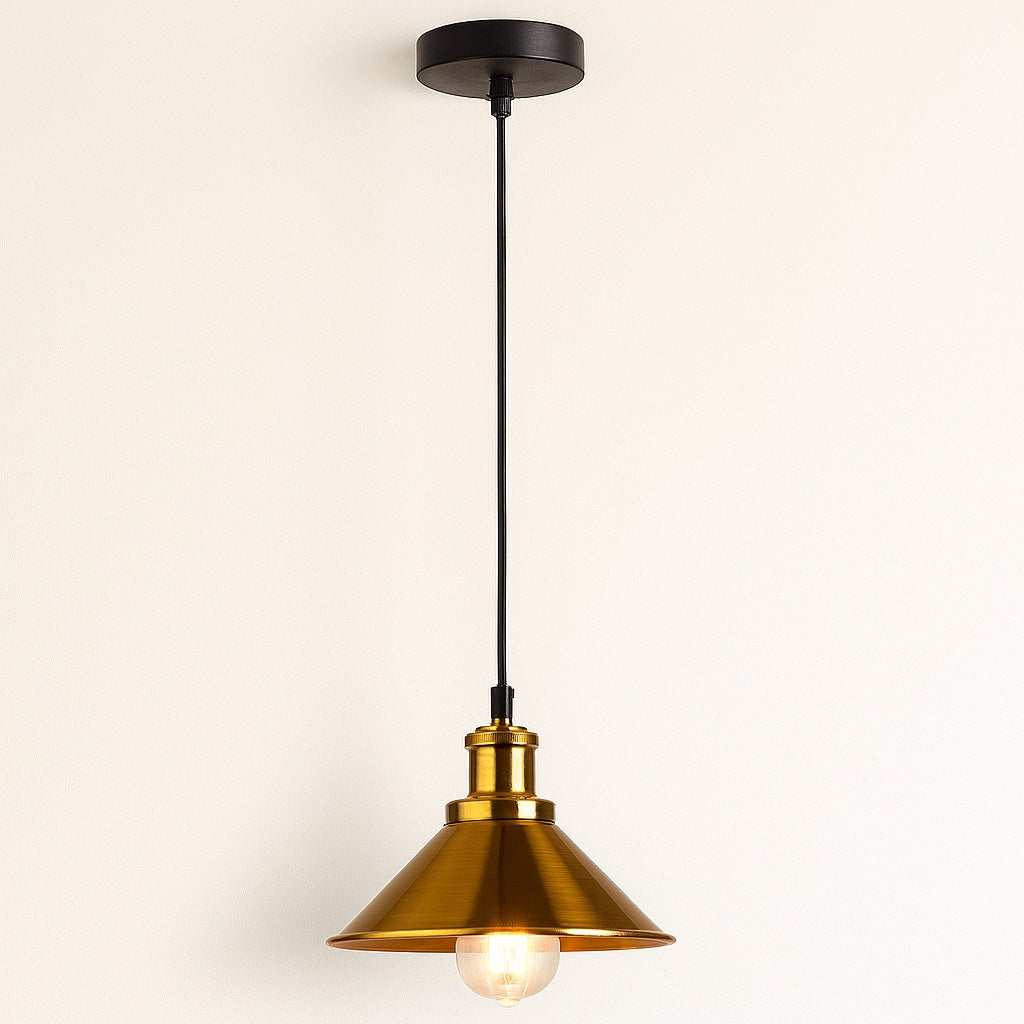 Suspension abat-jour en métal doré brossé vue complète, câble noir et rosace plafond – style industriel