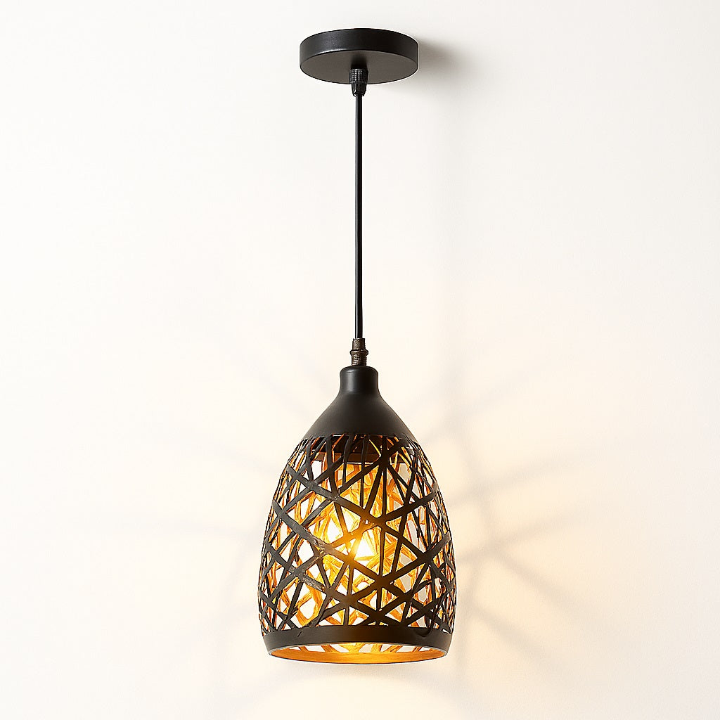 Suspension abat-jour design en métal noir entrelacé, lumière chaude et diffuse pour un éclairage décoratif élégant.