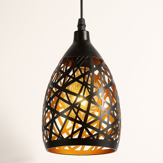 Suspension abat-jour en métal noir ajouré effet entrelacs, intérieur doré, pour lampe design et chaleureuse.
