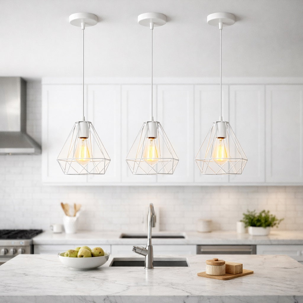 Abat-jour suspension métal blanc Lumen installé au-dessus d’un îlot de cuisine moderne et lumineux