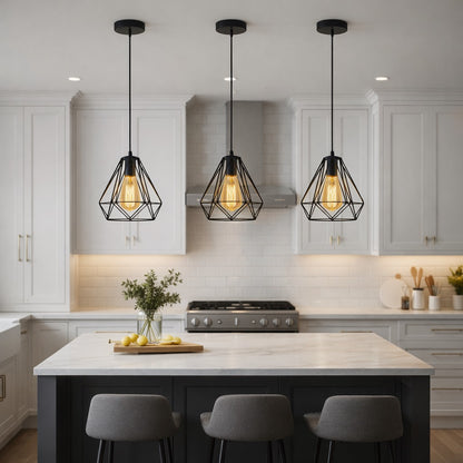 Abat-jour suspension métal noir Prisma installé au-dessus d’un îlot de cuisine moderne, éclairage design