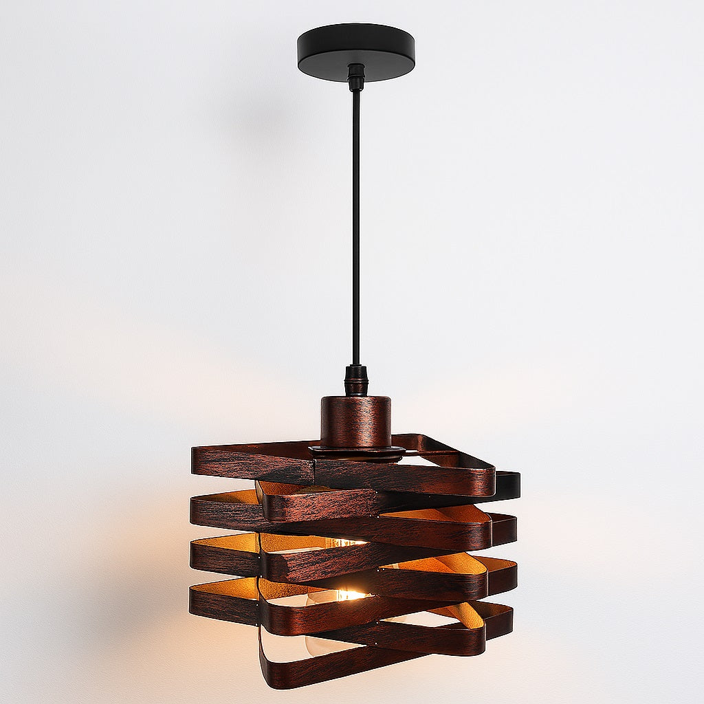 Suspension abat-jour design torsadé en métal effet bois vue complète, câble noir et rosace plafond, ampoule E27 apparente