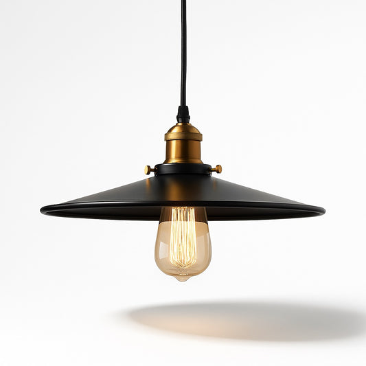 Suspension abat-jour noir et laiton avec ampoule E27 apparente, design industriel pour cuisine, salon ou îlot central.