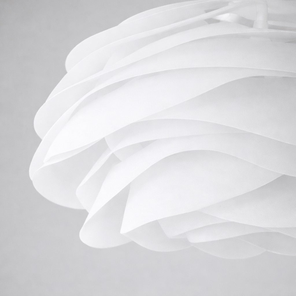 Abat-jour suspension blanc en gros plan, design original aux formes superposées et finition mate