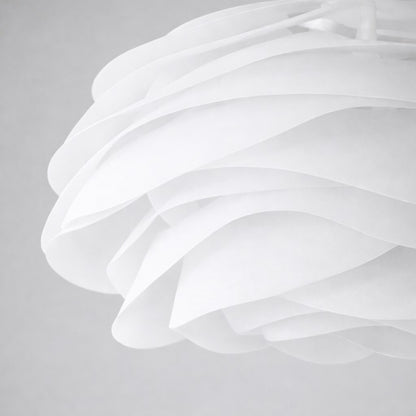 Abat-jour suspension blanc en gros plan, design original aux formes superposées et finition mate