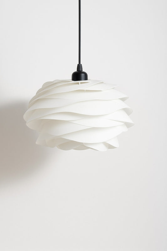 Suspension blanche en forme de pétales ondulés superposés, style nordique, diamètre 32 cm – culot E27 noir.