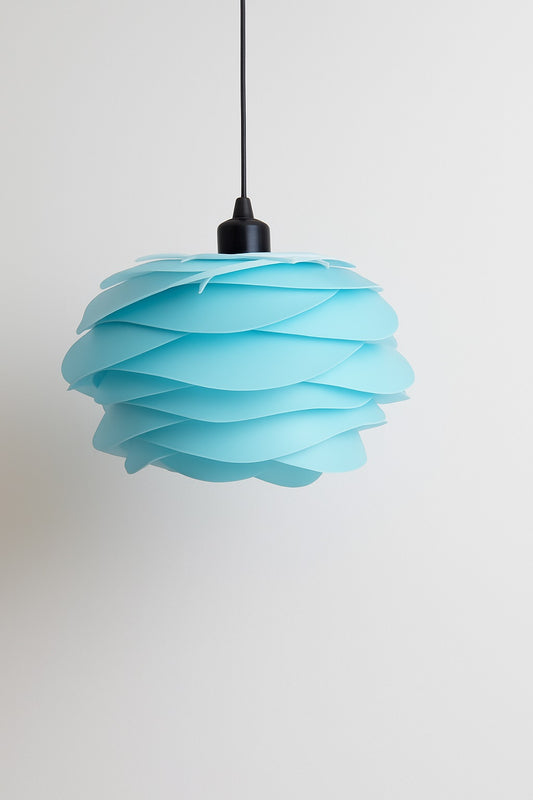 Suspension design bleu pastel en forme de pétales ondulés, style nordique moderne, diamètre 32 cm, culot E27 noir.