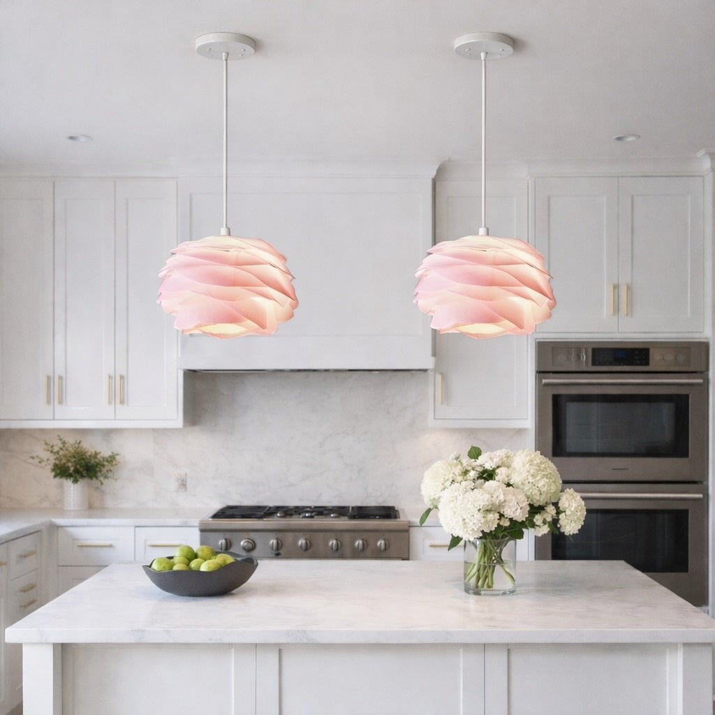 Abat-jour suspension design blanc au style moderne, lumière douce et décorative au-dessus d’un îlot de cuisine élégante.