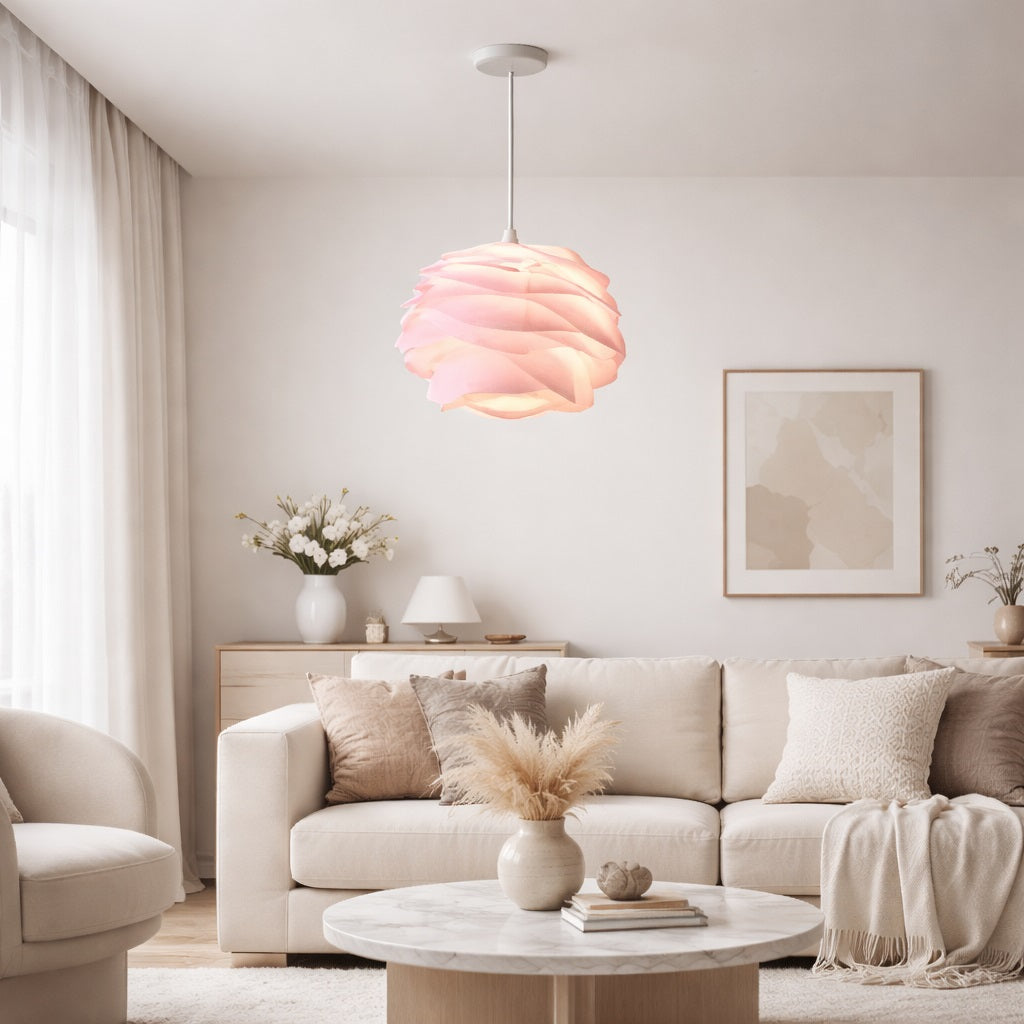 Abat-jour suspension design blanc apportant une ambiance chaleureuse et contemporaine dans un salon lumineux et épuré.