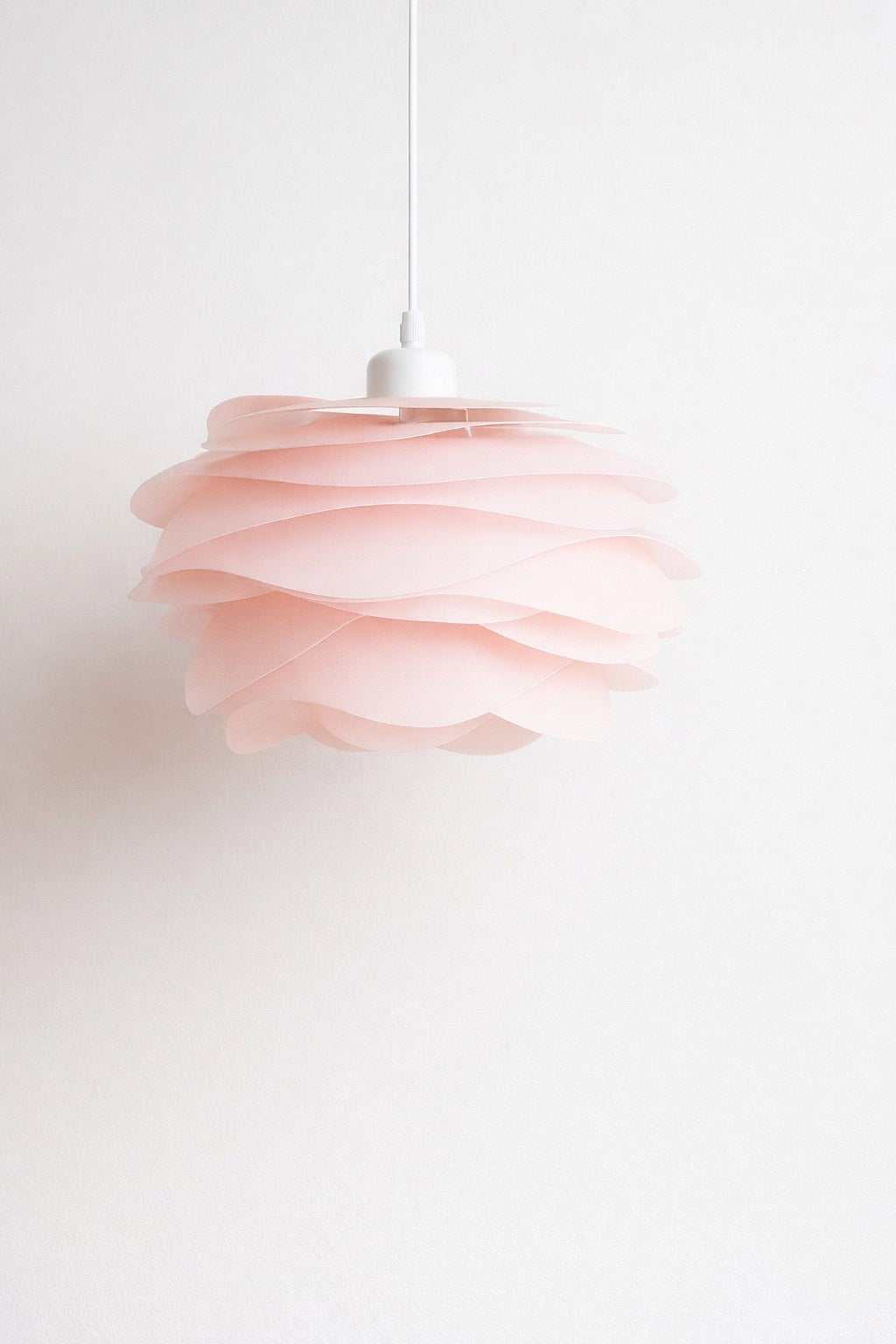 Suspension rose en forme de pétales ondulés, style nordique moderne, diamètre 32 cm – abat-jour E27 élégant.