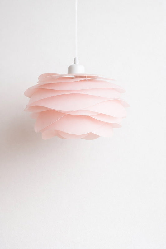 Suspension rose en forme de pétales ondulés, style nordique moderne, diamètre 32 cm – abat-jour E27 élégant.