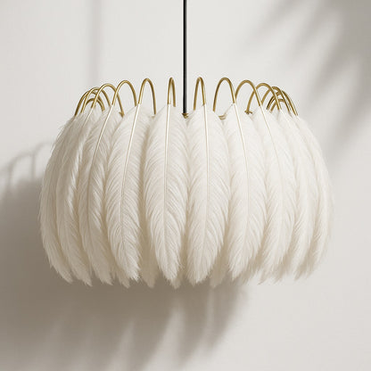 Suspension plume Auralis vue de face, abat-jour en plumes blanches et structure dorée, design léger et raffiné