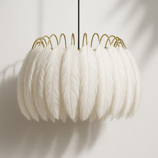 Suspension plume Auralis vue de face, abat-jour en plumes blanches et structure dorée, design léger et raffiné